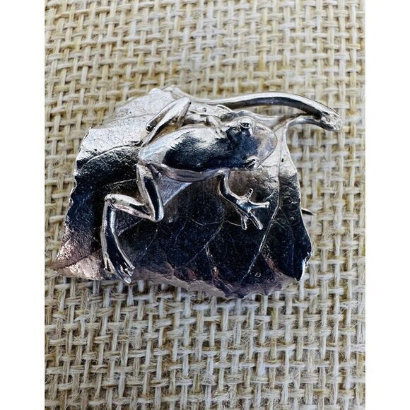 Vintage 1986 Paula Bruno Bachmann‎ Sterling Silver Frog Frog Prince On Leaf Pin